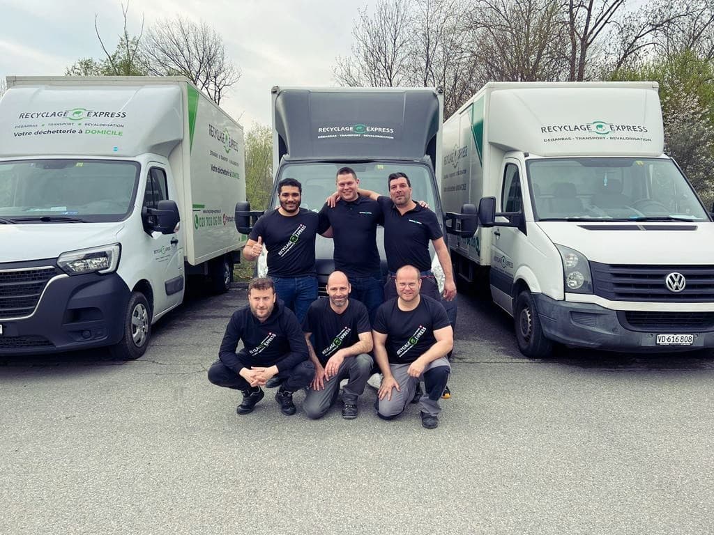 La team Recyclage Express devant les camions de déménagement