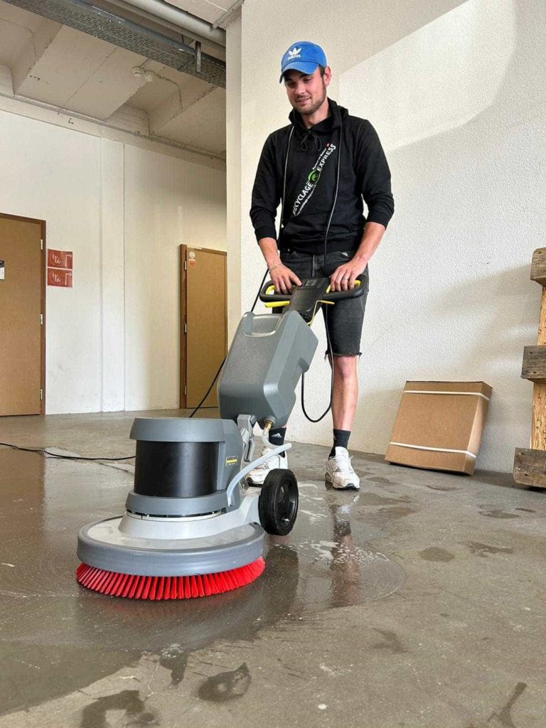 nettoyage de sol avec monobrosse
